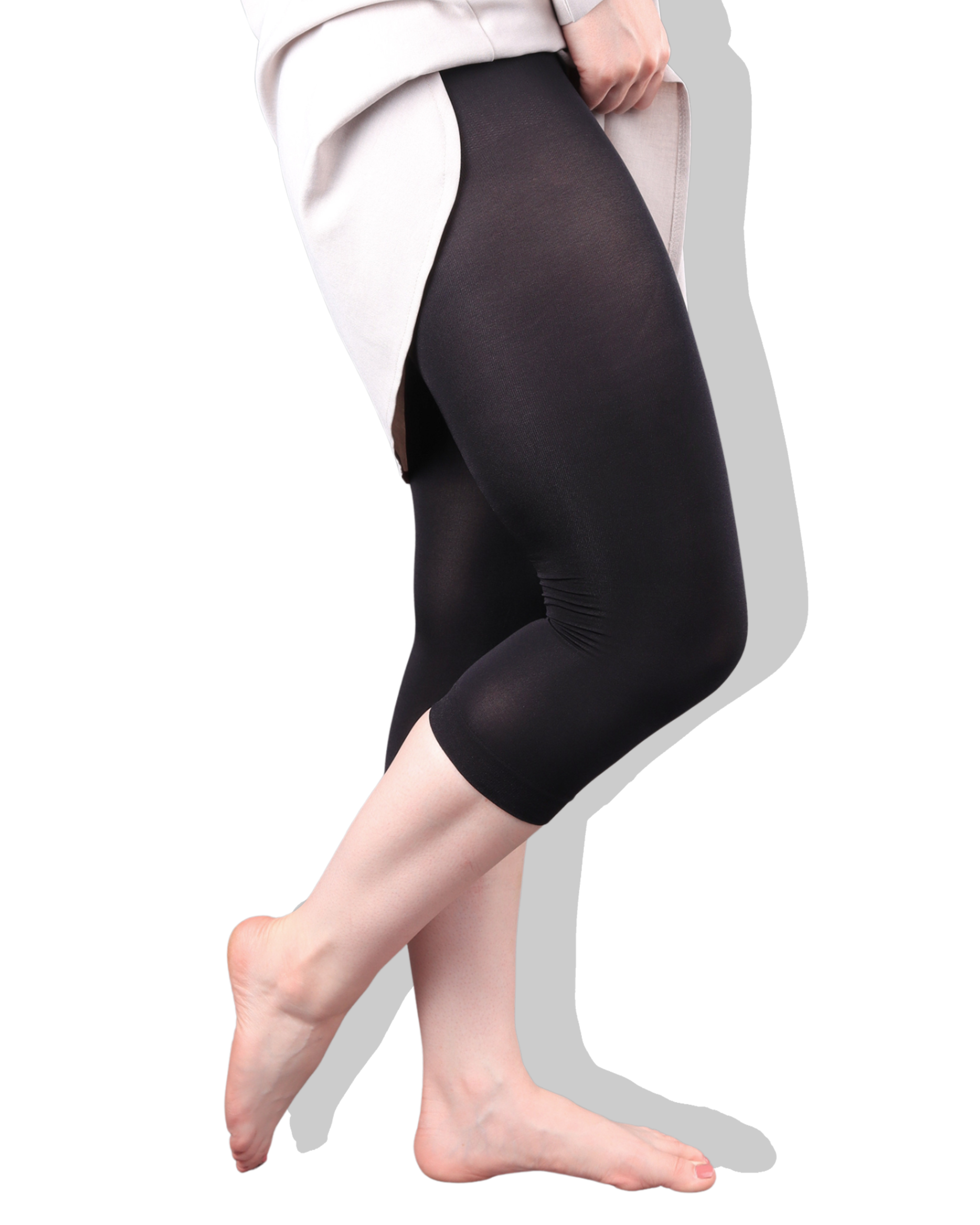 Gabriella Satine mustat caprileggingsit